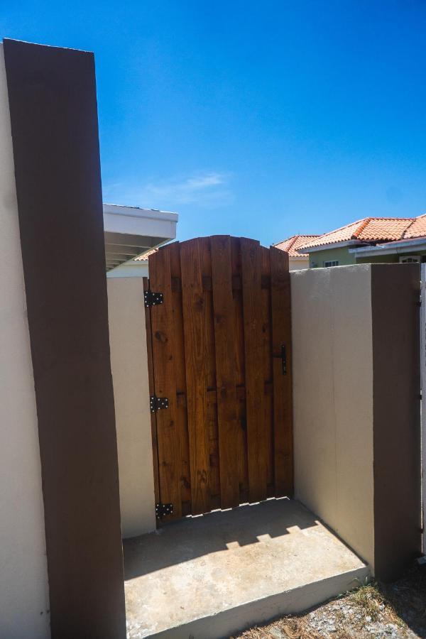 Ferienwohnung Pavia'S Centerpoint Oasis Oranjestad Exterior foto